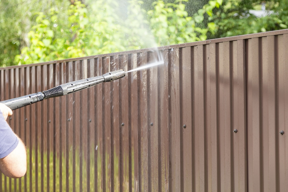 pressure-wash-fence